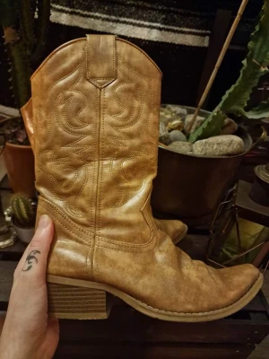 Boots stövlar - Sköna boots. Strl 39/40. Använda men i bra skick.  Frakt betalas av köparen.