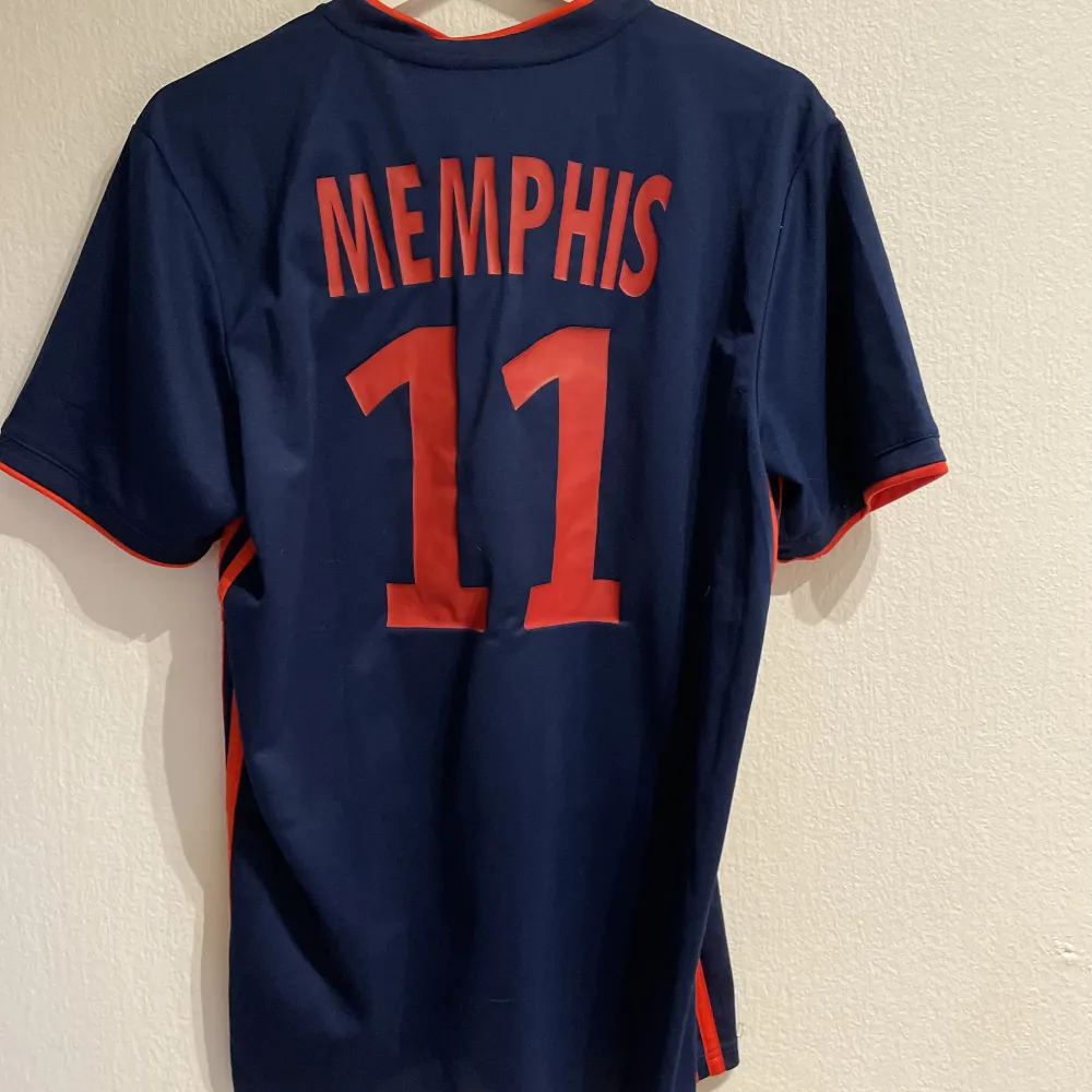 Olympique Lyonnais tröja M Memphis . T-shirts.