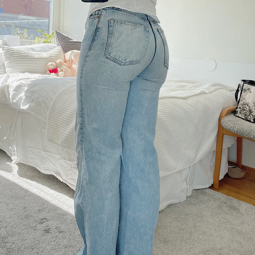 Ljusblå raka högmidjade jeans. Supersnygga och som nya. . Jeans & Byxor.
