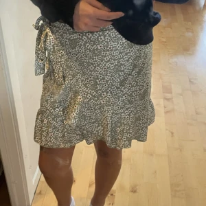 Blommig kjol - Säljer min somriga kjol! Använd några gånger men i fint skick! Skejt den för att jag tycker att den blir för kort för mig tyvärr! Jätte somrig och härlig! Passar bra nu inför sommaren!😍💕
