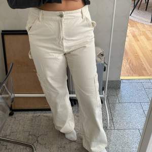 Vita cargopants i jeans från Gina!🤍 Använda en gång, dock satte jag mig på ett vinbär… se fläcken som finns kvar efter tvätt på Bild 2! Storlek 44🤍