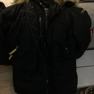 Alpha Industries PPS N3B Jacket - Black - Väldigt fin Alpha jacka i storlek S som har användts bara antal gånger i bra skick, fler bilder skickas vid begäran