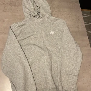 Nike hoodie - En frän grå Nike Hoodie som inte kommer till användning, sparsamt använd men syns inte!