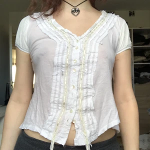 Blus - Fin vit sommar blus i gott skick! Armarna har spets detaljer