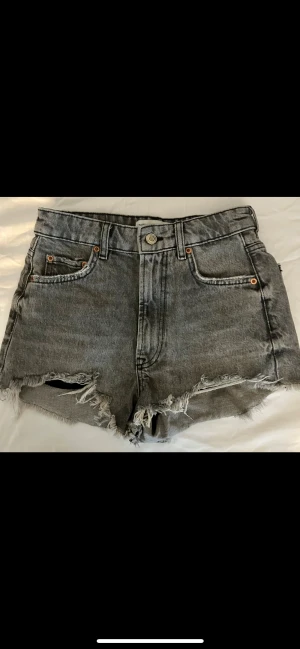 Jeans shorts  - Shorts från ZARA köpta förra våren. Aldrig andvända