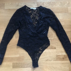 Svart spets body - Super kattig, svart spets body från NAKD, ej använd, storlek S (hade även passat en M) 