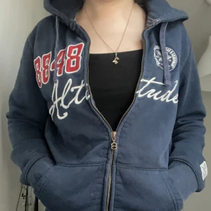 Blå kofta - Marin blå kofta, det är jätte skönt, den har jätte fina detaljer ❤️