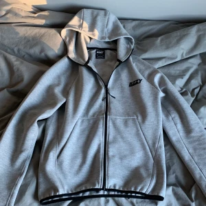 Lizzy Road Tech - Skick 10/10. Nästan aldrig använd. Helt ny. Köpte för 1400kr. 