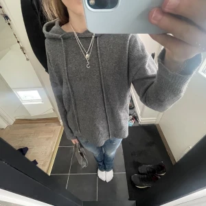 Stickad hoodie  - Super snygg stickad hoodie som nästan aldrig är använd. Den är i storlek m men passar mer än s eller xs🤗