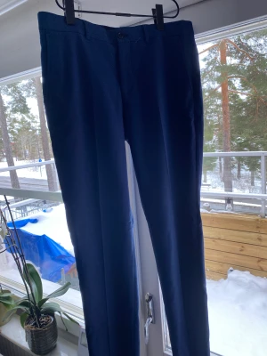 Jack&Jones kostymbyxor  - 100% polyester och har följande mått: 48/M= 82cm midja & 78cm längd. Jag har använt de två gånger och har nu växt ur de. Skriv i dm om ni har några frågor eller vill se bilder…:) kan även tänka mig slå ihop med kavajen o göra nåt extrapris!