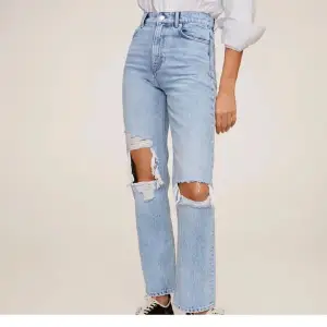 Högmidjade jeans från mango med slitningar på knäna, perfekta till sommaren! Säljer pga att de blivit för små för mig.