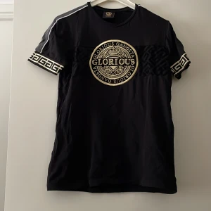T-shirt - En svart/guldig tröja från Glorious gangsta i storlek S, Skick 9/10 inga skador 