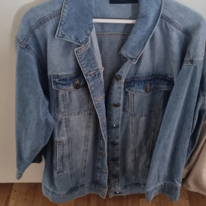 Vårjackor - Knappt använda jackor, jeansjacka från nelly,beige jacka från hm, skinnjacka från NaKd.