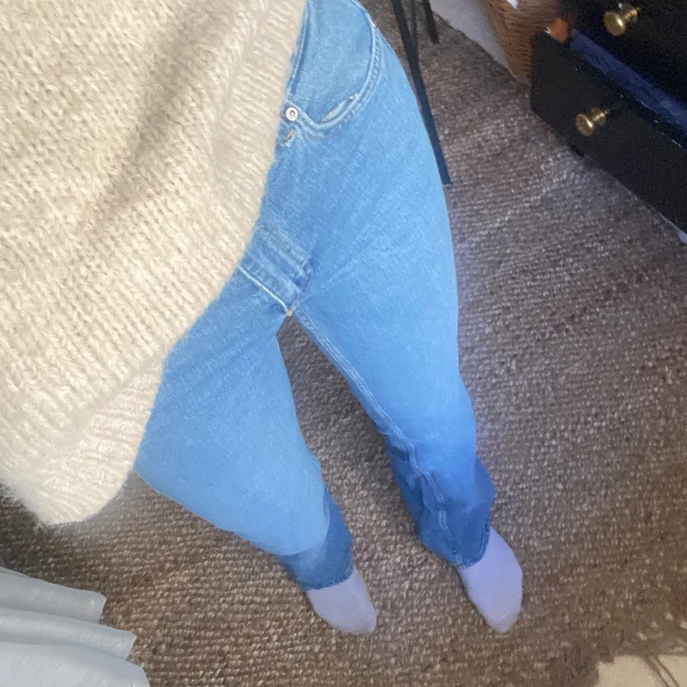Säljer dessa supper snygga Bootcut jeans som jag inte länge använder. Dom är i storlek 32/xs för 200. Är villig att diskutera priset ☺️. Jeans & Byxor.