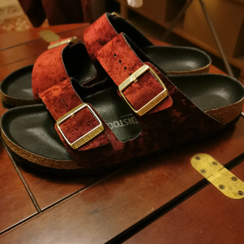 Birkenstock sandaler storlek 40 i mycket fint skick använda några få gånger inomhus 300 kr. Skor.