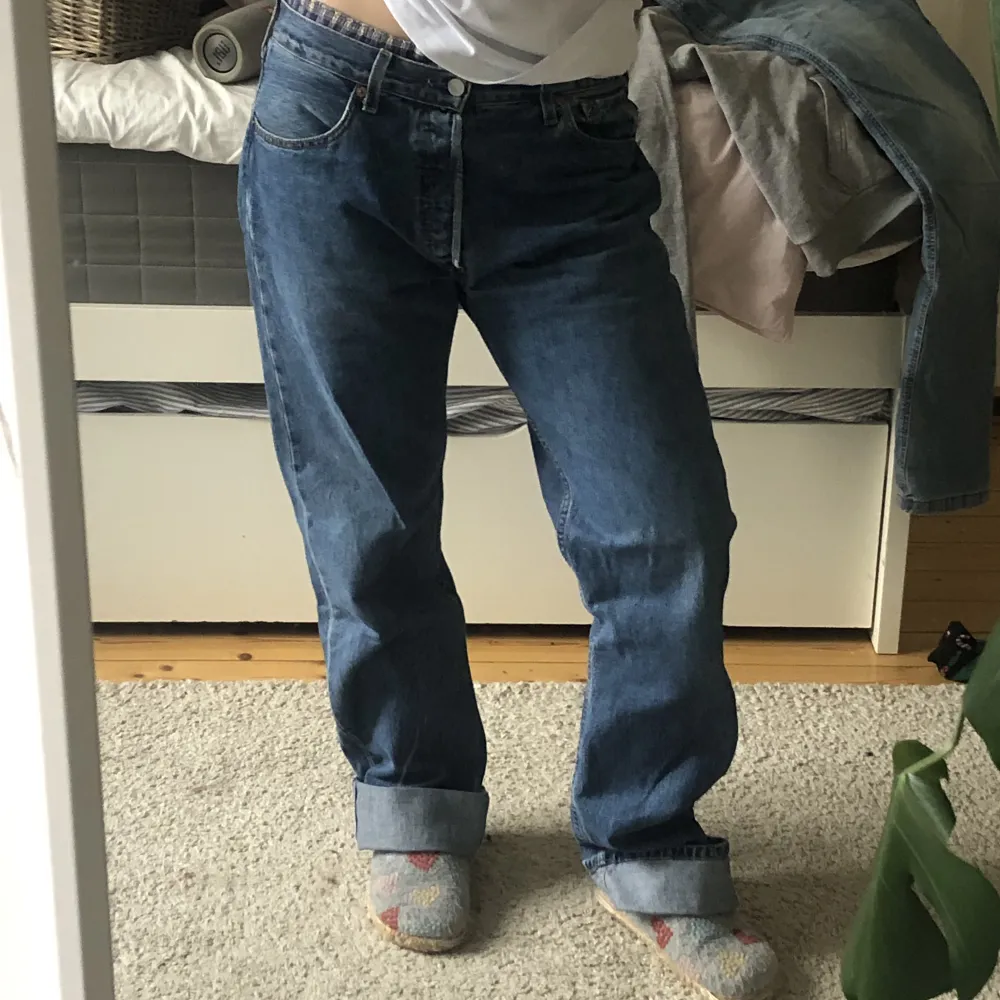 Ett par 501 levis jeans i mycket gott skick. Baggy fit och väldigt långa, ca 15cm för långa för mig (167cm) men jag tycker det är snyggt att vika.  Skriv vid frågor eller för fler bilder! . Jeans & Byxor.