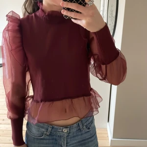 Tröja  - Såå fin tröja ifrån zara med ”genomskinliga” armar. Stickat vinrött tyg💓