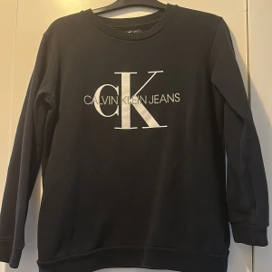 Calvin klein hoodie  - Säljer min svarta Calvin klein hoodie. Det är stl S. Mycket bra skick. Köpt för cirka 1000 kr💖