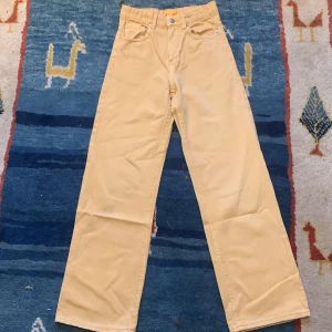 Snygga byxor från Gina Tricot - Oranga men ser gula ut på kamran. Använda några gånger men har dock en liten fläck på knät men syns inte när man har dom på. 