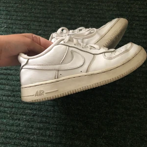 Nike air force  - Bra skick förutom ena skon där lite material har rivts upp men inget man lägger märke till, ❤️ pris kan diskuteras!storlek 38