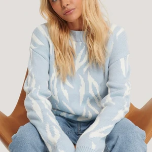 Stickad tröja - Superfin stickad tröja, perfekt för vintern. Väldig noggrann och ordentlig gjord. Knappt använd.