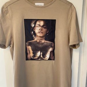 Limitato T-shirt - Fint skick, ett hål i nederkant under loggan.