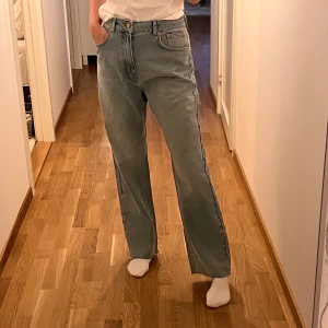 Nakd straight jeans stl 40 - Helt nya, lappen kvar. Sköna, för stora för mig (36) men funkar om man vill ha de baggy ändå. Ljusblå om de ej syns så bra på bild. Lika stora hela vägen ner
