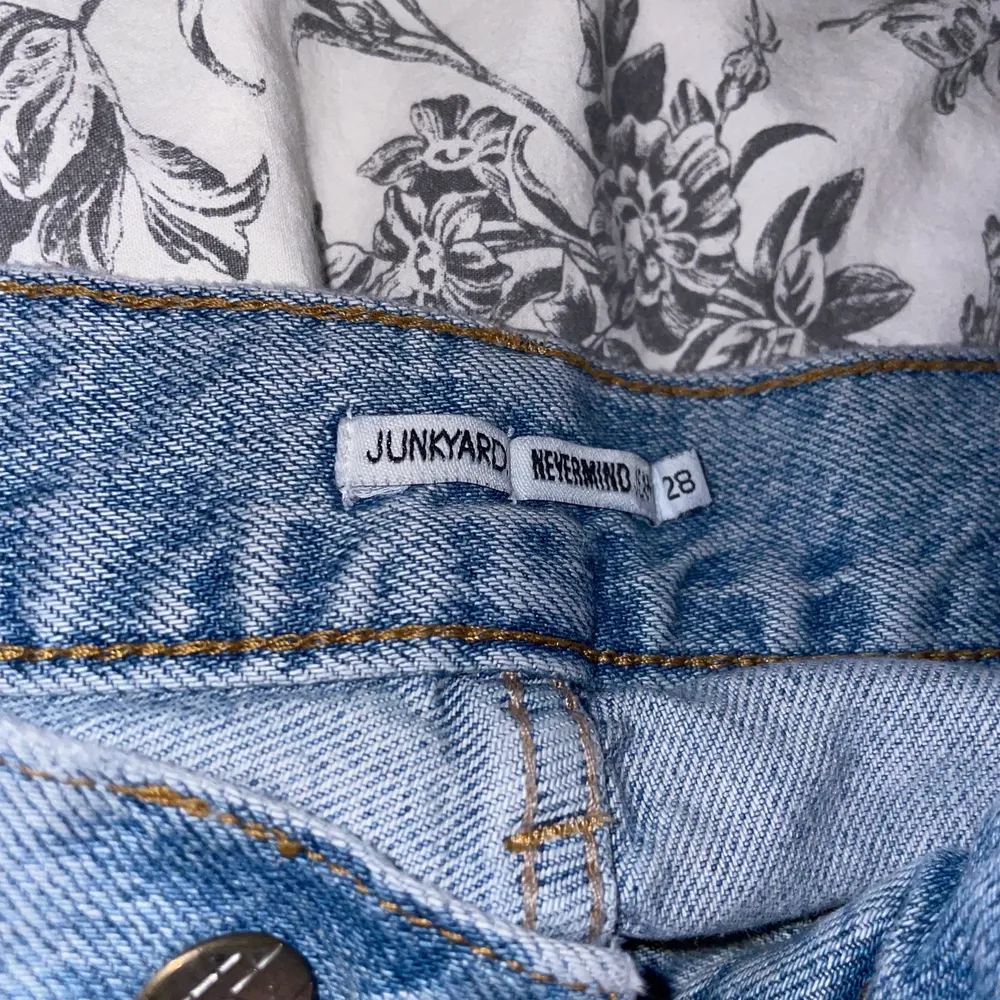 Ett par midrise blåa jeans med hål i knäna från junkyard, jättesnygga men kommer tyvärr inte till användning då de är lite för små för mig! Köpare står för frakt💘🐚 pris kan diskuteras🌸. Jeans & Byxor.