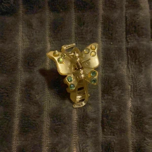 Fjärils hårklämma - Fjärils hårklämma som är väldigt liten :) Super gullig! 