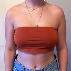 STRAPLESS TOPP - STRAPLESS TOPP från GINA TRICOT Klassisk topp i en brun/koppar färg!