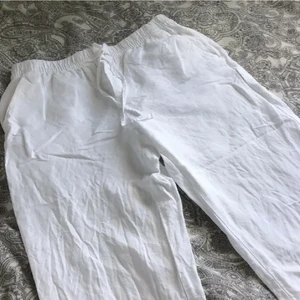 Vita linnebyxor från h&m - (LÅNADE BILDER) Köpte dessa linnebyxor från en annan tjej på plick men de passade tyvär inte Annars helt rena och fina byxor