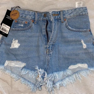 Dr denim shorts - säljer ett par ljusblåa dr denim ”skye shorts” i storlek 27, sprillans nya endast testade då jag tyckte de va för små för mig! Nypris 450 säljer för 250.🥰