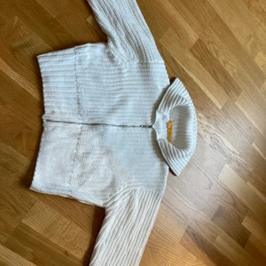 Gina tricot (Young) - Vit stickad tröja med krage och dragkedja. Passar både till en kall sommar kväll men också på vintern 🤍