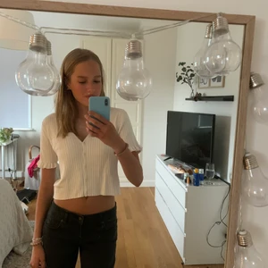 Vit tröja - Från monki. Sparsamt använd. Postar eller möts upp i Göteborg! Tryck inte köp direkt utan kom privat!❤️ 