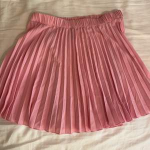 Så fin rosa färg och väldigt skönt kjol. Den är högmidjad men du kan såklart bestämma om du vill ha lågmidjade oxå. Nästan helt oanvänd, bara använd få tillfällen!💕