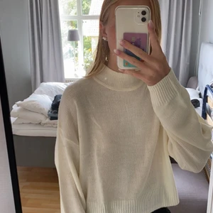 Stickad tröja  - Vit stickad tröja i nyskick stl S🤍70kr+frakt. Skriv vid intresse🫶🏻🫶🏻