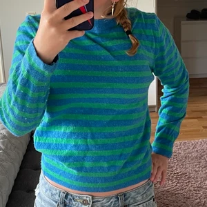 Stickad Randig tröja Zara - Grön/Blå stickad randig tröja från Zara, lite nopprig på armen som man ser på bild 1, men går att ta bort! ❤️❤️ Storlek S, passar xs/s, liten i storleken. Nypris 399 kr Skickas antingen med spårbart eller frimärken!!💖💖