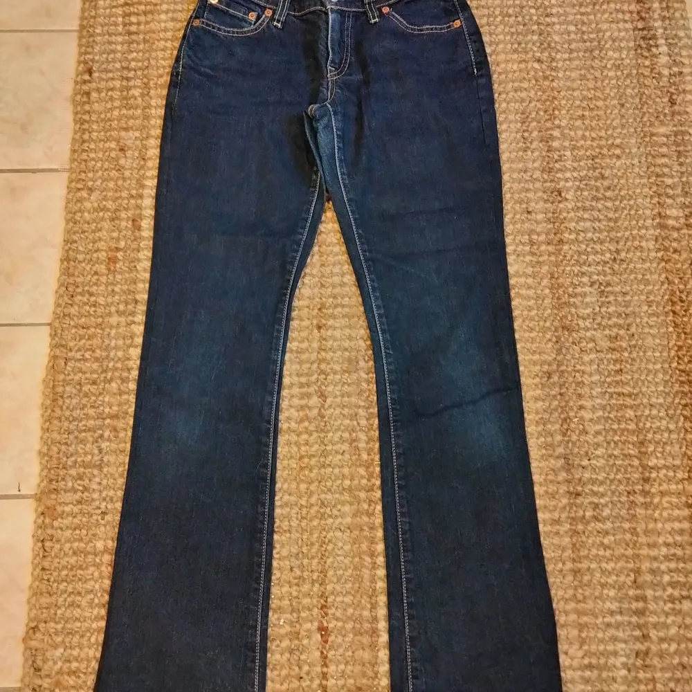 Säljer mina Levi's jeans i storlek w26/L30 som är i bootcut och low waist modell. Jeansen är i superfint skick och nästan aldrig använda men tyvärr för små för mig.. Jeans & Byxor.