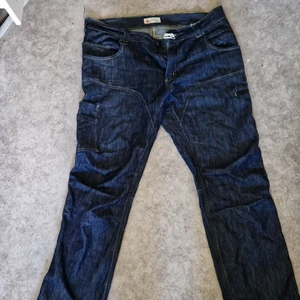 Helt nya jeans från Labrador  - Älskar dom här jeansen men tyvärr så har jag gått ner i vikt så dom är helt enkelt för stora. Kommer att sakna dem.
