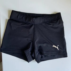 Träningsshorts och topp - Träningsshorts från Puma. Mycket sparsamt använda, nästintill orört skick och bra kvalitet. 🫶🏼 Finns även snören intill som gör att man kan spänna åt dem, perfekt så de sitter på plats🥰 