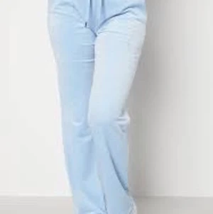Juicy couture byxor Ljusblå - juicy Couture byxor med storlek medium Den ena pluppen på snöret har åkt av