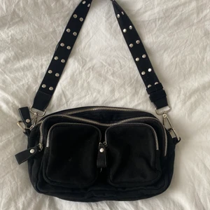Svart väska - Super söt väska från Gina. Säljer då jag den inte kommer till användning längre. Den är lite sliten på bandet och har en liten fläck men det är inget man lägger märke till på. Den kommer med ett extra band. Skriv för fler bilder. Pris kan diskuteras.