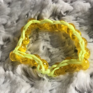 3 armband gul, blå/vit, orange - Inte bästa kvaliten men går inte fönster super lätt om du inte slår på dom. jag kan testa dom på så du kanske ser att storleken är bra