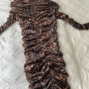 Leopard parsian  - Leopard parsian klänning med dragkedja.  Nyskick
