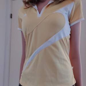 Säljer den här gula adidas tshirten. Passar XXS-S. Frakt: 39kr annars 52kr 💘
