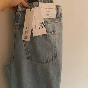 Hej! Jag säljer mina HELT NYA jeans från ZARA i storlek 38. Jag säljer den då jag köpte den i butik utomlands utan att testa de, då kön var så himla lång, och nu när jag kommit hem till Sverige kan jag inte lämna tillbaka de. Om många vill ha= bud