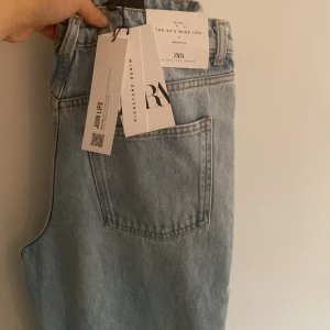 ZARA 90’S WIDE LEG  - Hej! Jag säljer mina HELT NYA jeans från ZARA i storlek 38. Jag säljer den då jag köpte den i butik utomlands utan att testa de, då kön var så himla lång, och nu när jag kommit hem till Sverige kan jag inte lämna tillbaka de. Om många vill ha= bud