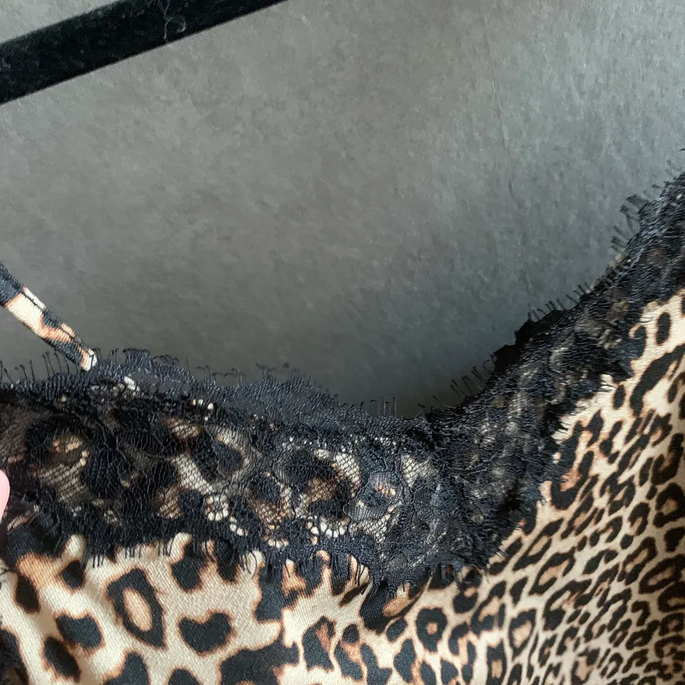 Super fint leopard linne med svart spetså. Toppar.