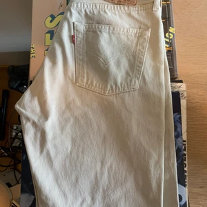 Vintage Levis 501 beiga  - Ett par vintage Levis i fint skick. 30 i midja men skulle säga att d Är lite mindre. 