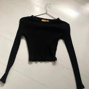 Tajt tröja - Tajt svart tröja ifrån ginatricot. Storlek 146/152. Bra skick. Använd några gånger. Säljer för 60. Frakt 39.